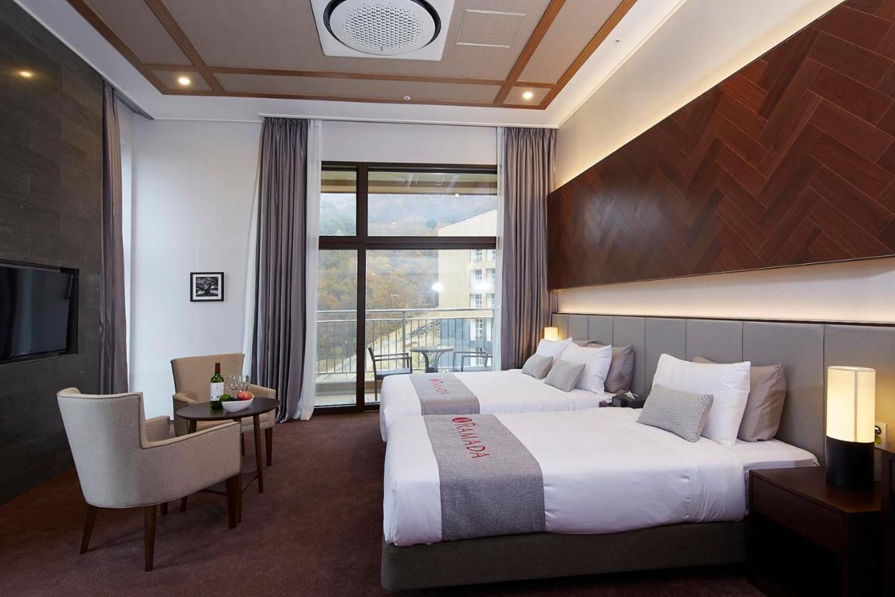 Ramada Hotel & Suite By Wyndham Gangwon Pyeongchang Exterior foto